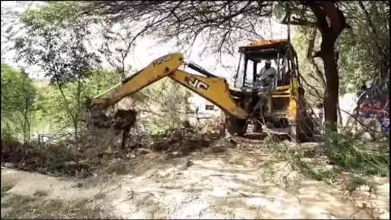 इटावा: सदर तहसील इलाके में श्रावस्ती मॉडल के तहत तालाब समेत अन्य जगहों को कब्जा मुक्त कराया गया, एसडीएम समेत अन्य लोग रहे मौजूद