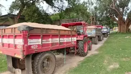चक्रधरपुर: चक्रधरपुर में एसडीओ ने कॉन्सेप्ट पब्लिक स्कूल के पास छापेमारी कर अवैध बालू से लदे चार ट्रैक्टर ज़ब्त किए