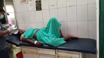 सीतापुर: धराइचा के पास तेज रफ्तार फोर व्हीलर ने एक मोटरसाइकिल को मारी जोरदार टक्कर, दो लोग घायल