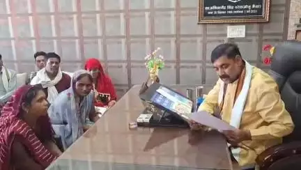 नरसिंहपुर: विधायक निवास में पूर्व राज्यमंत्री जालम सिंह पटेल ने की जनसुनवाई, 90 आवेदन प्राप्त हुए