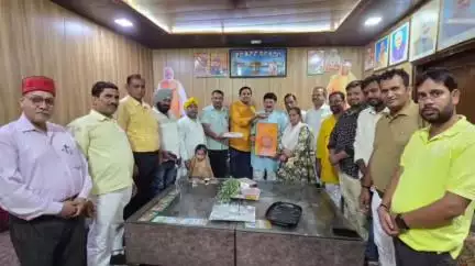 मिलक: UP के मुख्यमंत्री योगी आदित्यनाथ का 53वां जन्मदिन मिलक में भाजपा जिलाध्यक्ष समेत अन्य भाजपाइयों ने केक काटकर मनाया