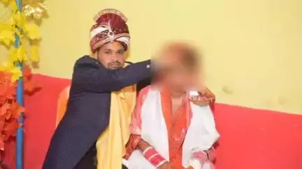 झांसी: झांसी में दो शादी करने वाली महिला पर तीसरे पति ने लगाया उत्पीड़न का आरोप, हाथ में तख्ती लेकर कोतवाली थाने पहुंचा