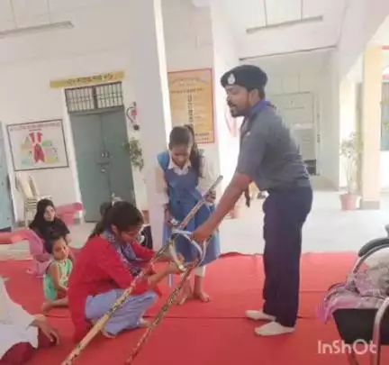 कैसरगंज: कैसरगंज में समर कैम्प में छात्राओं को सीपीआर तकनीक से जान बचाने की जानकारी दी गई