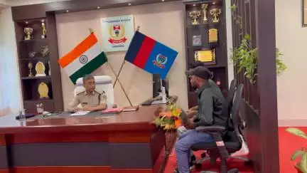 लोहरदगा:लोहरदगा जिला के नए पुलिस कप्तान सादिक अनवर रिजवी  से मिले झारखंड मुक्ति मोर्चा के नगर कमिटी लोहरदगा के पदाधिकारी पुष्पगुच्छ देकर उनका स्वागत एवम सम्मान किया गया