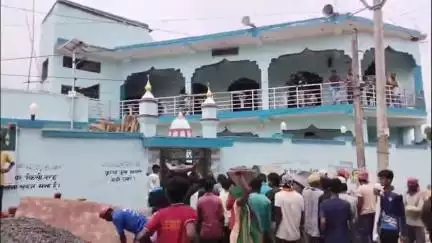 गिरिडीह: तेलोडीह के खुट्टा में वाक़े मस्जिदे उस्मान की छत की ढलाई का काम ऊंची बोली लगाकर किया गया