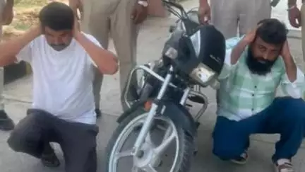 सिरसा: पुलिस ने बाइपास रोड क्षेत्र से चोरी की मोटरसाइकिल के साथ दो युवकों को किया गिरफ्तार, बाइक ज़ब्त