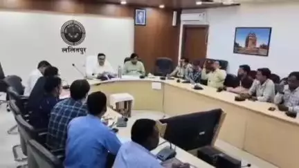 ललितपुर: कलेक्ट्रेट सभागार में DM ने जिले में पेयजल संबंधी शिकायतों के निस्तारण और घर-घर स्वच्छ जल की आपूर्ति के लिए दिए निर्देश