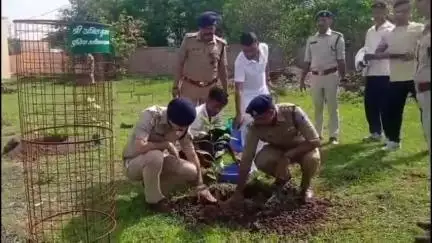 रतलाम नगर: विश्व पर्यावरण दिवस पर पुलिस अधीक्षक द्वारा पुलिस लाइन रतलाम में वृक्षारोपण किया गया