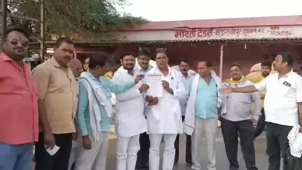 मऊरानीपुर: मऊरानीपुर में गल्ला मंडी व्यापारियों ने झूठे मुकदमे को वापस लेने के लिए उपजिलाधिकारी को सौंपा ज्ञापन