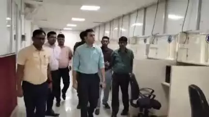 डुमरा: डुमरा जिला निबंधन एवं परामर्श केंद्र DRCC का डीएम ने किया निरीक्षण, स्टूडेंट क्रेडिट कार्ड योजना की समीक्षा