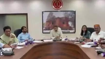 कवर्धा: कलेक्टर गोपाल वर्मा ने राजस्व अधिकारियों की बैठक में तहसीलवार राजस्व से संबंधित प्रकरणों की गहन समीक्षा की