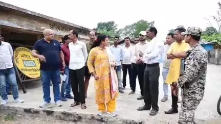 मरवाही: कलेक्टर ने भर्रीडांड़ सहकारी समिति का निरीक्षण कर खाद-बीज का उठाव कराने के दिए निर्देश