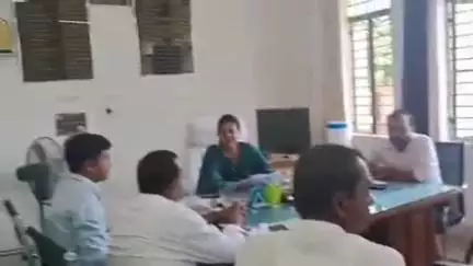 नरकटिया: छौड़ादानो में गुरुवार को विधानसभा चुनाव को लेकर हुई सर्वदलीय बैठक में बंजरिया के विभिन्न राजनीतिक दलों के नेता शामिल हुए