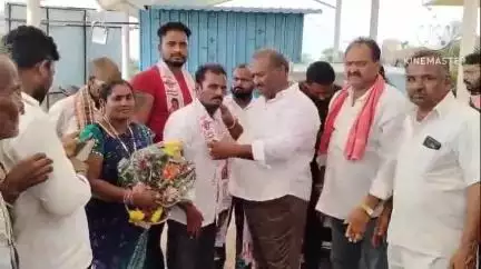 మునగపాక  మండలంలో వైసీపీకి గట్టి ఎదురు దెబ్బ , జనసేనలో చేరిన సుమారు 15 మంది వైసీపీ కార్యకర్తలు