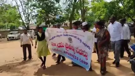 ఇల్లందు: ఇల్లెందు కోర్టులో ప్రపంచ పర్యావరణ దినోత్సవ సందర్భంగా మొక్కలు నాటిన జడ్జి కీర్తి చంద్రిక రెడ్డి