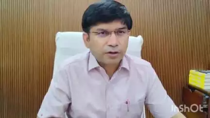 संभल: जिलाधिकारी राजेन्द्र पैंसिया ने पूर्ति अधिकारी कार्यालय, खाद्य व सुरक्षा कार्यालय, चकबंदी कार्यालय आदि का किया निरीक्षण