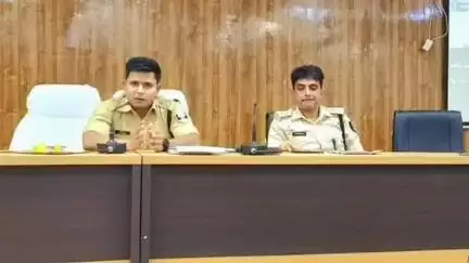 डुमरा: जिले में सौहार्दपूर्ण बकरीद पर्व मनाने को लेकर पुलिस अधीक्षक ने की बैठक, अफवाह फैलाने वालों पर होगी सख्त कार्रवाई