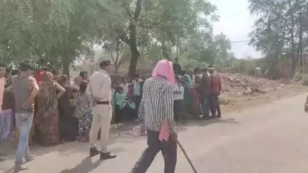 घुवारा: बमनोरा-हीरापुर रोड पर ओवरलोड ट्रक की टक्कर से महिला की मौत, पुलिस जांच में जुटी