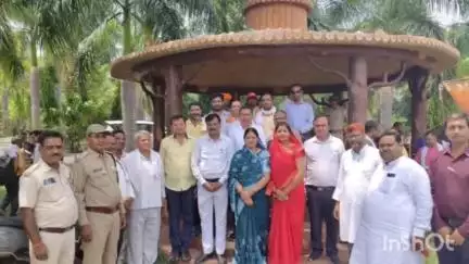 रामानुजगंज: वन वाटिका में विश्व पर्यावरण दिवस पर पौधारोपण किया गया, स्थानीय जनप्रतिनिधि और कर्मचारी अधिकारी रहे उपस्थित