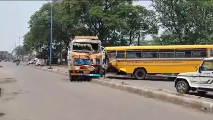 सिंगरौली: निगाही मोड़ के पास सड़क किनारे खड़ी एनसीएल की बस को ट्रक ने मारी टक्कर, चालक बाल-बाल बचे