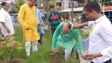 বনগাঁ: বিশ্ব পরিবেশ দিবস উপলক্ষে  বনগাঁ শহরের বিভিন্ন প্রান্তে আজ বনগাঁ পৌরসভার পক্ষ থেকে বৃক্ষরোপণ