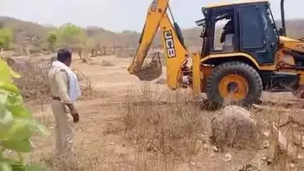 जतारा: बीट कररई में वर्षों पुराने अतिक्रमण पर रेंजर जतारा का चला बुलडोजर