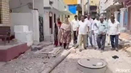 మేడ్చల్: చిలుక నగర్ లో సిసి రోడ్డు పనులను పర్యవేక్షించిన కార్పొరేటర్ బన్నాల గీత ప్రవీణ్ ముదిరాజ్