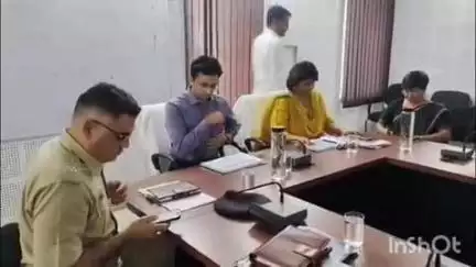 सिरोही: जिले के प्रभारी सचिव इंद्रजीत सिंह ने जिला स्तरीय अधिकारियों की बैठक ली, बजट घोषणाओं व फ्लैगशिप योजनाओं की की समीक्षा