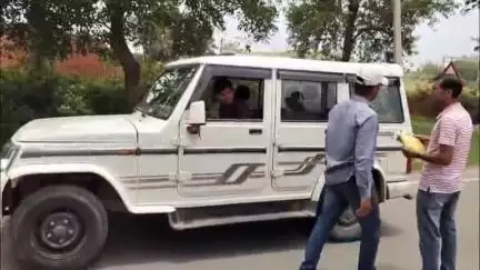 मधुपुर: अंतरराष्ट्रीय लेवल क्रॉसिंग दिवस पर मधुपुर में फाटक 4 पर रेल अधिकारियों ने चलाया जागरूकता अभियान