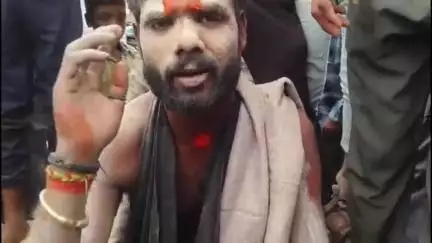 फतेहाबाद: फतेहाबाद के बाह रोड पर दुकानदार की गुल्लक से पैसे लेकर भागते दो साधु भेषधारी युवकों को ग्रामीणों ने दबोचा, जमकर पीटा