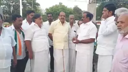 திருப்பத்தூர்: ரயில்வே ஸ்டேஷன் ரோடு பகுதியிலுள்ள நகர காங்கிரஸ் கமிட்டி சார்பில் புதிதாக கட்டப்பட்டு வரும் அலுவலகத்தை நேரில் பார்வையிட்ட பீட்டர் அல்போன்ஸ்