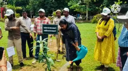 खूंटी: विश्व पर्यावरण दिवस पर उपायुक्त ने समाहरणालय, खूँटी में किया पौधरोपण