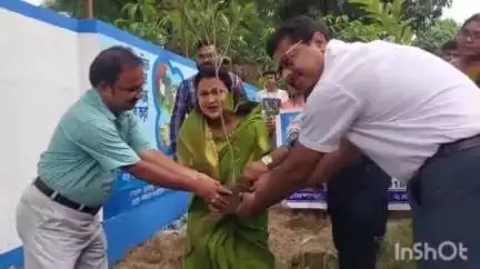 গাইঘাটা: বিশ্ব পরিবেশ দিবস উপলক্ষে গাইঘাটা বিডিও অফিসের পক্ষ থেকে বৃক্ষরোপণ করা হয়। এদিন উপস্থিত ছিলেন গাইঘাটা বিডিও