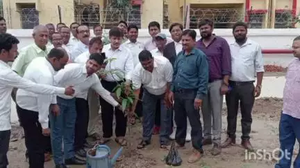 उदाकिशुनगंज: विश्व पर्यावरण दिवस पर किशनगंज कोर्ट सहित कई स्थानों पर हुआ पौधारोपण, अधिकारी रहे मौजूद