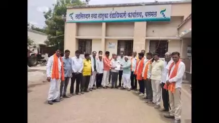 बसमत: उभाठा शिवसेनेच्या वतीने विविध मागण्यांसाठी आंदोलन, तहसील कार्यालय वसमत येथे देण्यात आले निवेदन