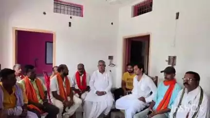 बेनीपट्टी: कलुआही प्रखंड प्रमुख के निधन पर बेनीपट्टी विधायक ने उनके घर जाकर शोक संवेदना व्यक्त की