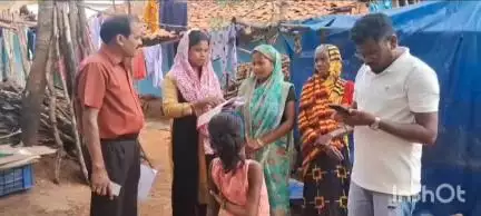 जशपुर: स्वास्थ्य विभाग की टीम घर-घर जाकर बना रही है वय वंदना कार्ड, आयुष्मान कार्ड के छूटे लोगों का भी बनने लगा कार्ड