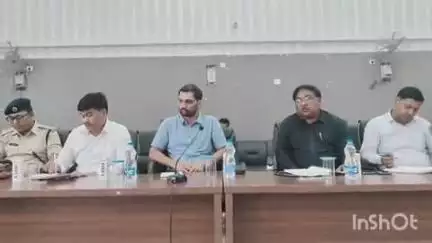 गढ़वा: गढ़वा शहर के टाउन हॉल में उपायुक्त की अध्यक्षता में बकरीद पर्व को लेकर शांति समिति की बैठक आयोजित