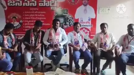తొర్రూర్: నియోజకవర్గంలో ఇందిరమ్మ ఇళ్ల మంజూరులో అర్హులకు అన్యాయం: తొర్రూరులో జనసేన ఇన్చార్జి నగేష్