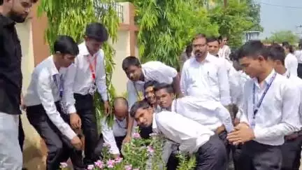 रामगढ़ चौक: पैरामेडिकल एंड GNM कॉलेज में विश्व पर्यावरण दिवस पर हुआ वृक्षारोपण, पेड़ भेंटकर प्रकृति संरक्षण का दिया संदेश