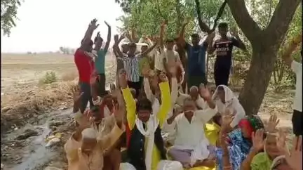 चकिया: इलियां में घरों में घुस रहा गंदा पानी, सुनवाई ना होने से नाराज ग्रामीण धरने पर बैठे #jansamasya