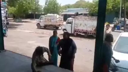 हमीरपुर: मौदहा क्षेत्र में शराबी युवक को महिलाओं ने पीटा, वीडियो वायरल