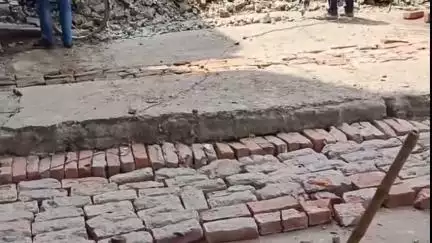 बेतिया: वार्ड 7 में चर्च रोड पर स्थित पुल के एप्रोच का महापौर ने मौके पर ही निर्माण कराया