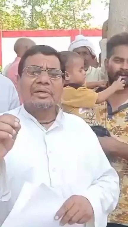 मेरठ: खैरनगर में अंधी से उड़ा गरीब के मकान का छप्पर, पड़ोसी नहीं डालने दे रहे टीन शेड, SSP से लगाई गुहार