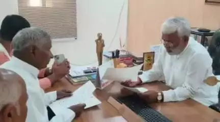 चकिया: चकिया विधायक कैलाश खरवार ने विकास कार्यों पर कैबिनेट मंत्री स्वतंत्र देव सिंह से की भेंट और चर्चा