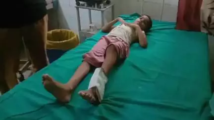 बबेरू: अरथरा गांव में मिट्टी का टीला धसने से 9 वर्षीय बच्चा घायल, पैर फैक्चर होने पर सीएचसी से जिला अस्पताल किया गया रिफर