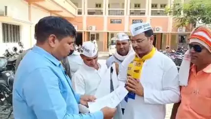 मऊ: शाही कटरा स्थित नगर पालिका परिषद में आम आदमी पार्टी ने भ्रष्टाचार और विकास कार्यों की जांच के लिए किया प्रदर्शन