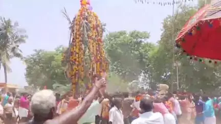 முசிறி: முசிறி அருகே நத்தம் கிராமத்தில் வீற்றிருந்தாளம்மன் கோயிலில் புதிய தேர் வெள்ளோட்ட விழா  நடைபெற்றது