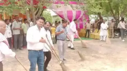 सिकंदरा: दशहरी गांव में राज्यमंत्री ने पौधारोपण कर पर्यावरण संरक्षण का दिया संदेश, लोगों से पौधों की देखभाल करने का किया आवाहन