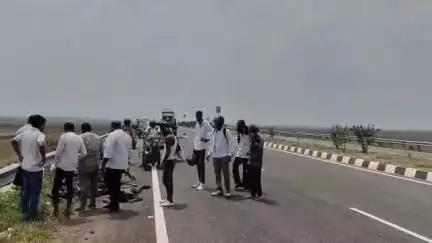 मोकामा: मोकामा के मोर के पास फोरलेन पर बाइक दुर्घटनाग्रस्त, एक की मौत, एक गंभीर रूप से जख्मी